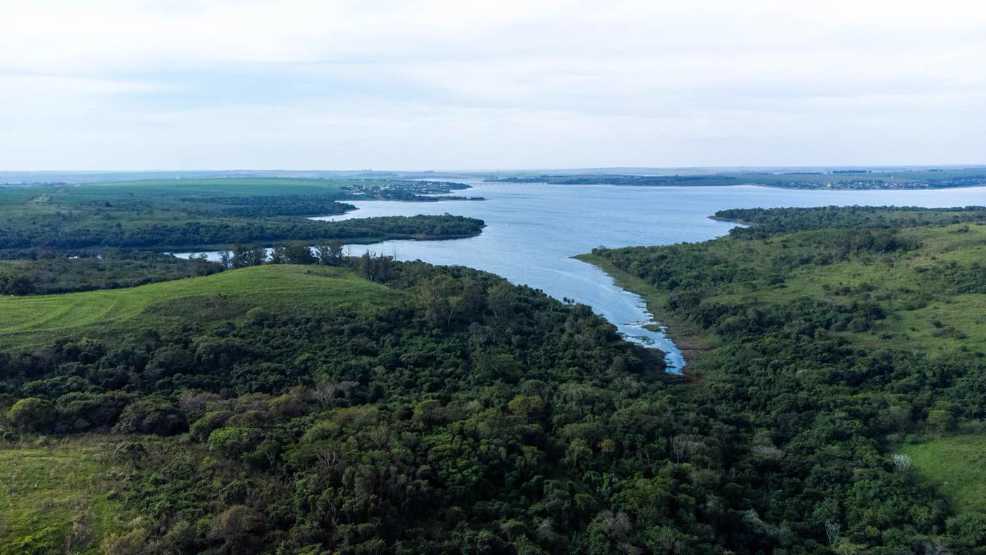 Paisagem preservada às margens da represa